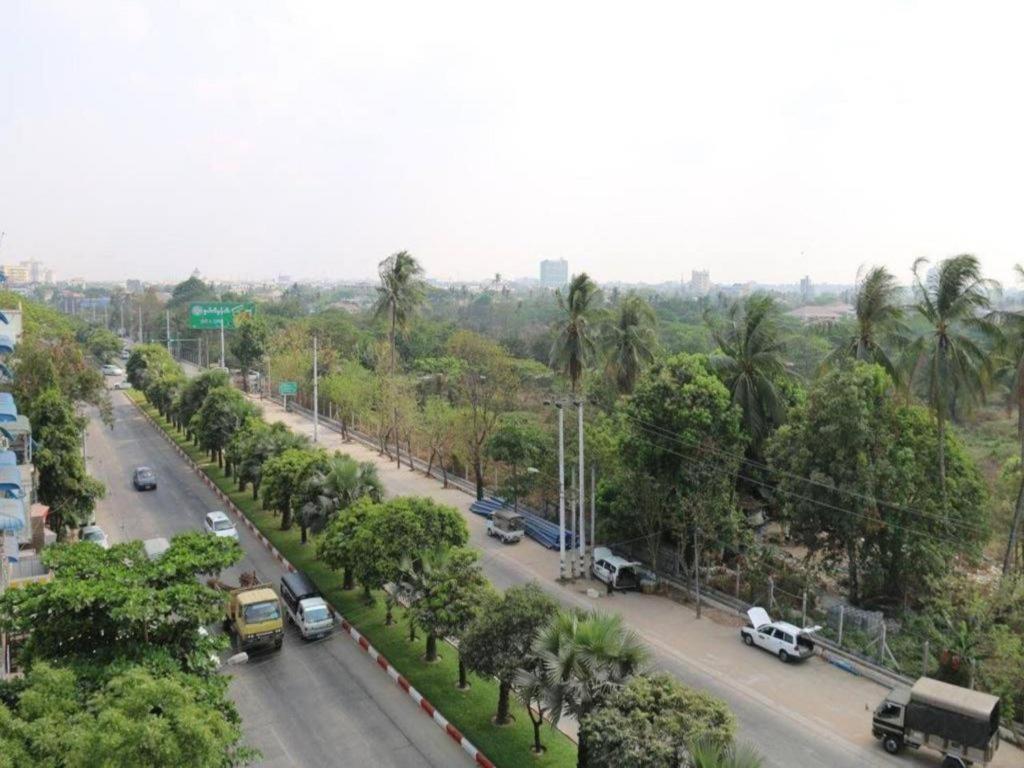 8Day Hotel Yangon Extérieur photo