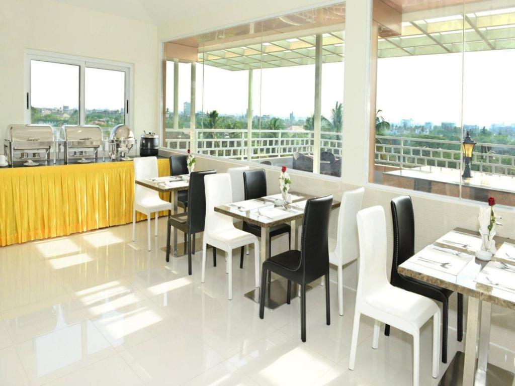 8Day Hotel Yangon Extérieur photo