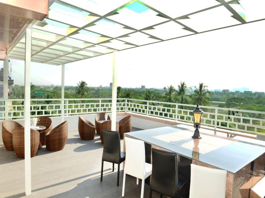 8Day Hotel Yangon Extérieur photo