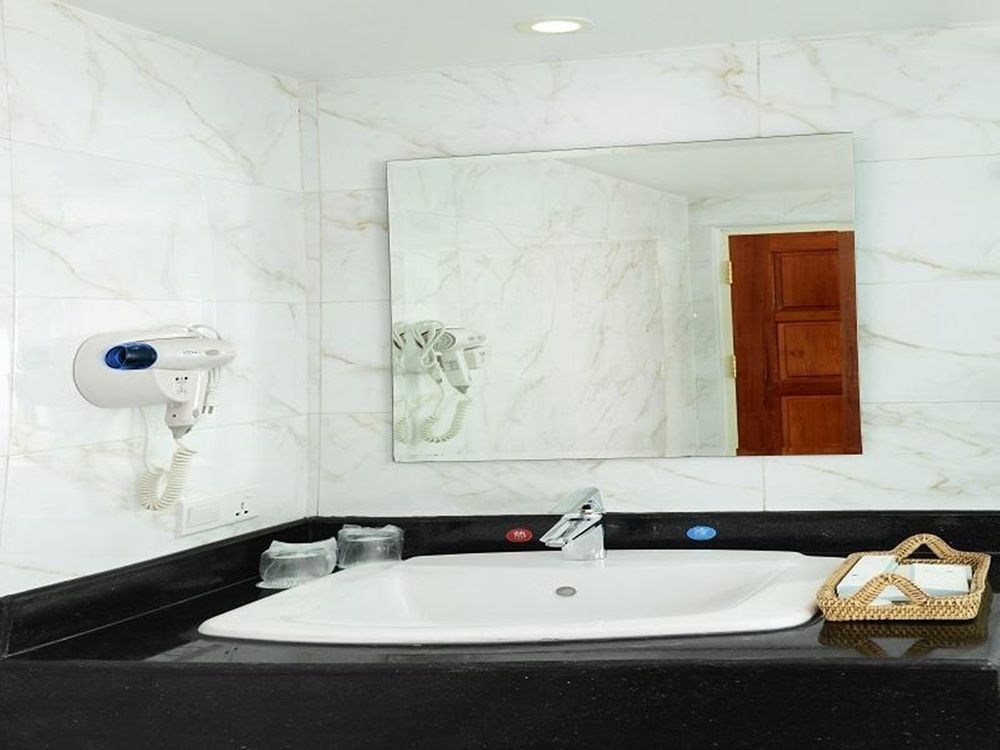 8Day Hotel Yangon Extérieur photo